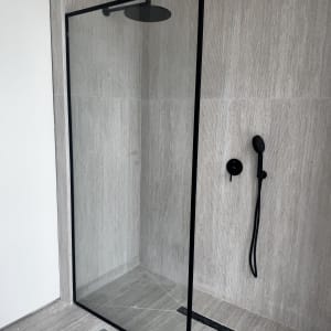 מקלחון זכוכית עם ראש מקלחת שחור