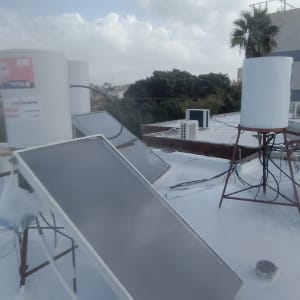 מערכת דודי שמש על גג עם ציפוי איטום