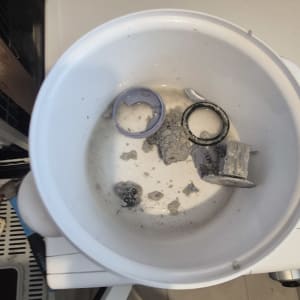 דלי עם חלקי פלסטיק ואבק