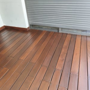 רצפת עץ חומה ליד תריס מתכת אפור