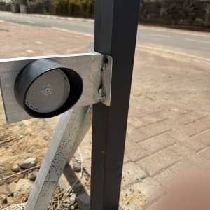 חלק ממערכת שער חשמלי עם חיישן עגול