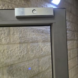 מנעול דלת מתכת מותקן על מסגרת דלת