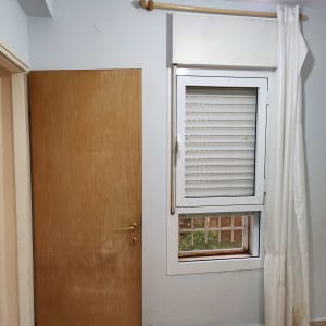 דלת עץ וחלון עם וילון לבן