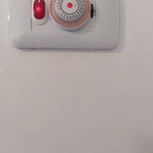 מתג טיימר על קיר לבן