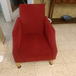 כורסה אדומה על רצפת אריחים