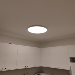 תאורה עגולה מותקנת בתקרה במטבח