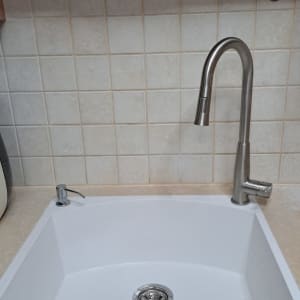 כיור שיש במטבח עם ברז נירוסטה