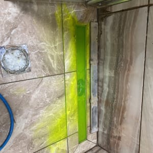 נזילת מים עם צבע זוהר על רצפת אריחים