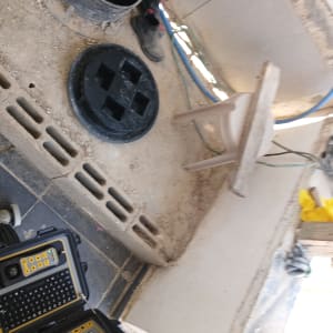 מכשיר בדיקה ליד פתח ביוב באתר בנייה