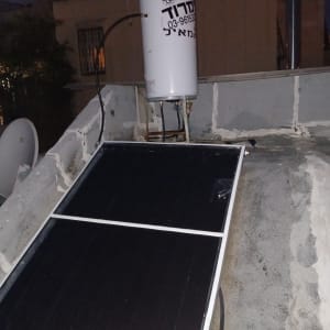 דוד שמש על גג עם קולטים סולאריים