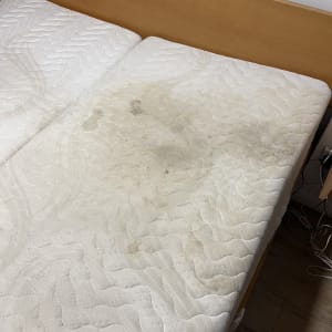 מזרן עם כתמים כהים על פני השטח