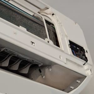 יחידת מיזוג אוויר פתוחה עם חלקים פנימיים גלויים