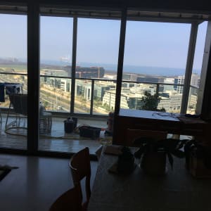 דלי ומטאטא על המרפסת ליד חלון זכוכית