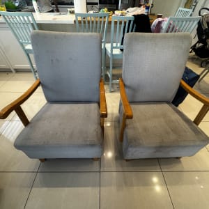 שני כיסאות עם כתמים לפני ניקוי