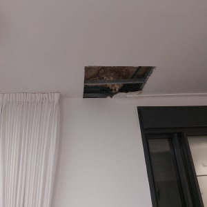 תקרה עם חור פתוח, וילון לבן ליד