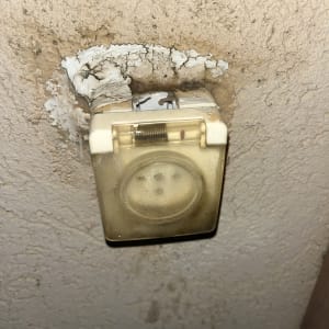 שקע חשמלי ישן עם כיסוי פלסטיק שקוף