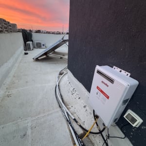 מערכת גז מותקנת על גג עם שקיעה ברקע