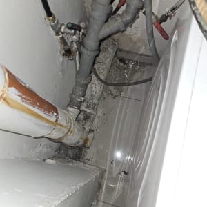 צינורות מים עם סימני חלודה ונזילה