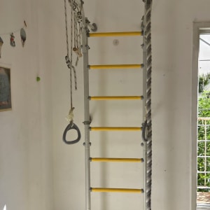 סולם טיפוס עם חבלים וידיות בחדר פנימי
