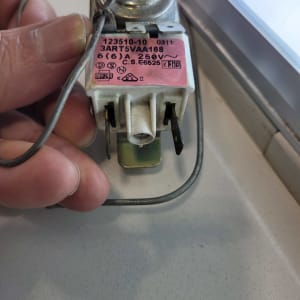 תרמוסטט למקרר עם תווית טכנית ומספרים