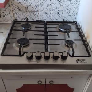 כיריים גז עם ארבעה מבערים וכפתורי שליטה