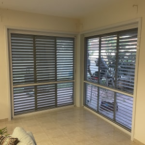 חלונות אלומיניום עם תריסים פנימיים בחדר