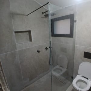 מקלחון זכוכית בחדר אמבטיה מודרני
