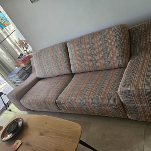 ספה מרופדת בסלון עם חלון וילון