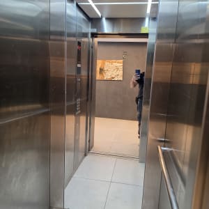 מעלית עם מראה ודלת פתוחה חלקית