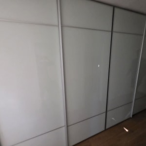 ארון הזזה גדול בעל דלתות זכוכית לאחר הרכבה בדירה