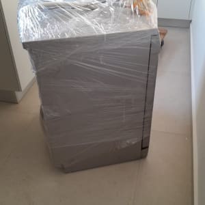 מכשיר עטוף בניילון במטבח, מוכן להובלה