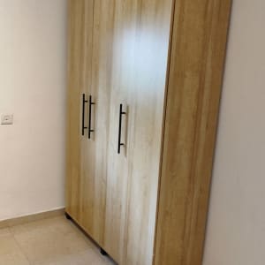 ארון עץ עם דלתות וידיות שחורות