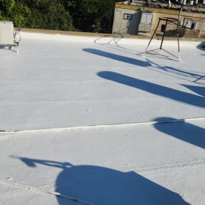 גג עם ציפוי לבן, מזגן ומתקני מתכת