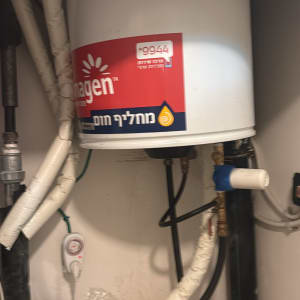 דוד שמש עם צינורות וחיבורים