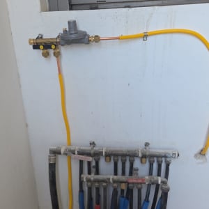 מערכת צינורות גז מותקנת על קיר לבן