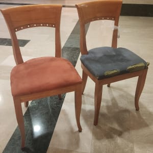 שני כיסאות עץ עם ריפוד שונה, אחד במצב בלוי