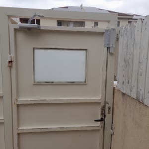 דלת עם מנגנון סגירה אוטומטי