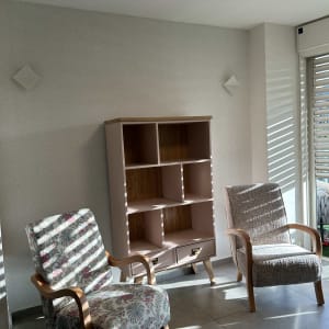 שני כיסאות וארון על רקע טפט קיר מעוצב