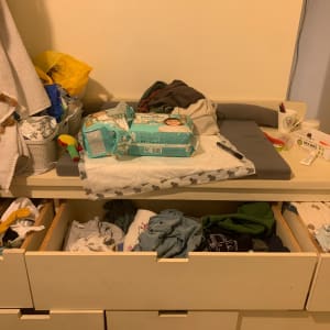 שידת החתלה עם מגירות פתוחות ומוצרי תינוקות