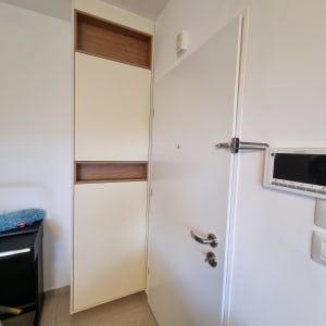 ארון עץ עם דלתות לבנות וידית מתכת