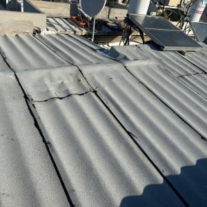 גג עם יריעות איטום ותפרים גלויים