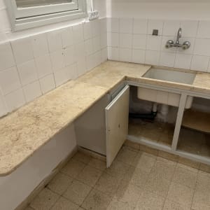 מטבח עם שיש וכיור, ארונות פתוחים