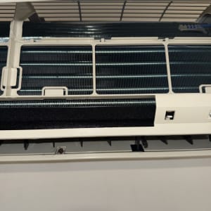 יחידת מיזוג אוויר פתוחה עם מסנן גלוי