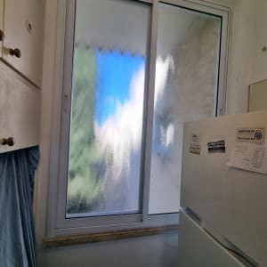 חלון אלומיניום עם זכוכית מט במטבח קטן