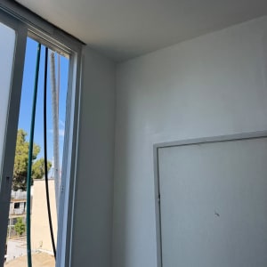 קיר ותקרה צבועים ליד חלון פתוח