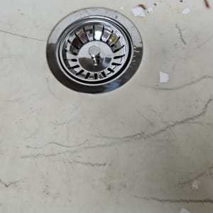 כיור עם ניקוז מתכת ולכלוך קל