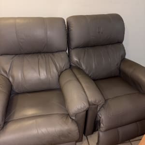 שני כורסאות עור חומות על רצפת אריחים