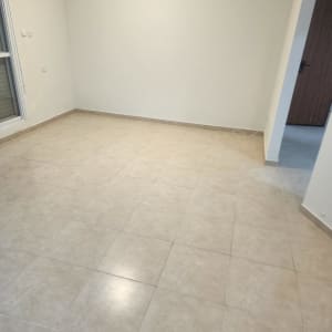 רצפה נקייה עם אריחים בהירים בחדר ריק