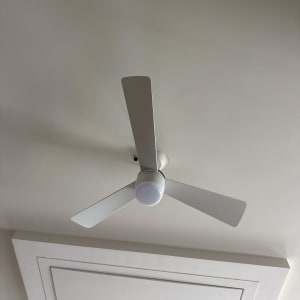 מאוורר תקרה לבן מותקן על תקרה