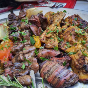 מגש עם בשרים וירקות צלויים, מקושט בפטרוזיליה